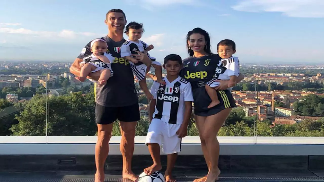 Cuộc sống đời tư của Cristiano Ronaldo bên gia đình nhỏ